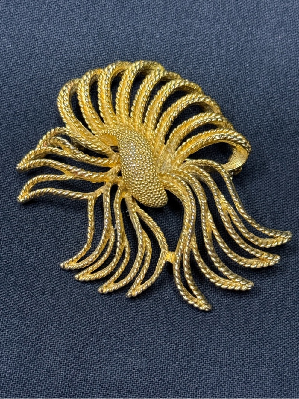 Cathe Vintage Textured Openwork Brooch-Gold